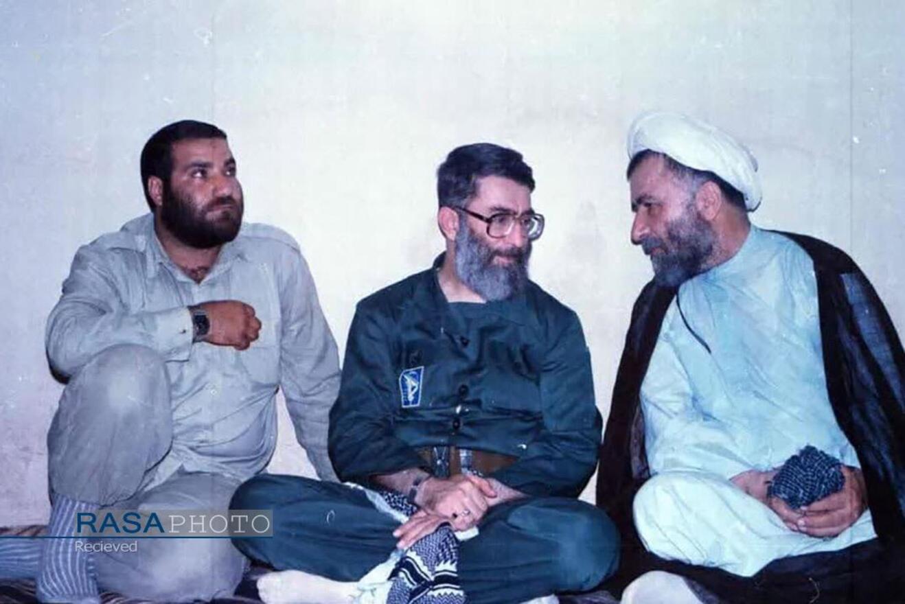 شهید راه قدس سردار محمدرضا زاهدی در کنار رهبر معظم انقلاب اسلامی در دوران دفاع مقدس